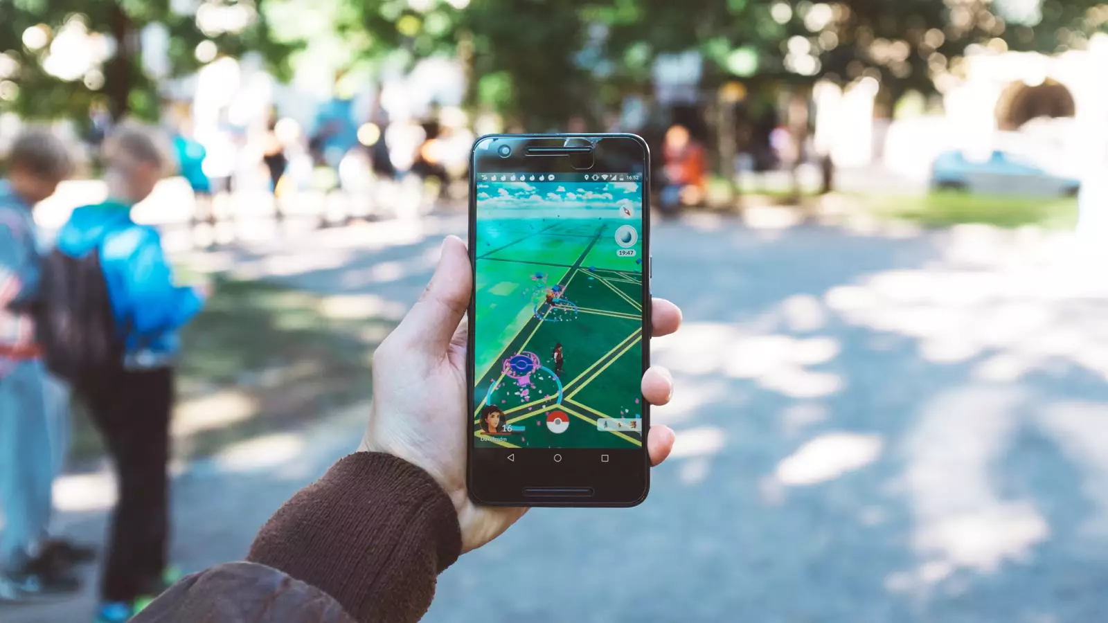 pokemon go mobile go on smartphone in park